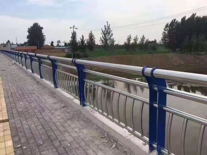 不銹鋼碳素復(fù)合管護(hù)欄