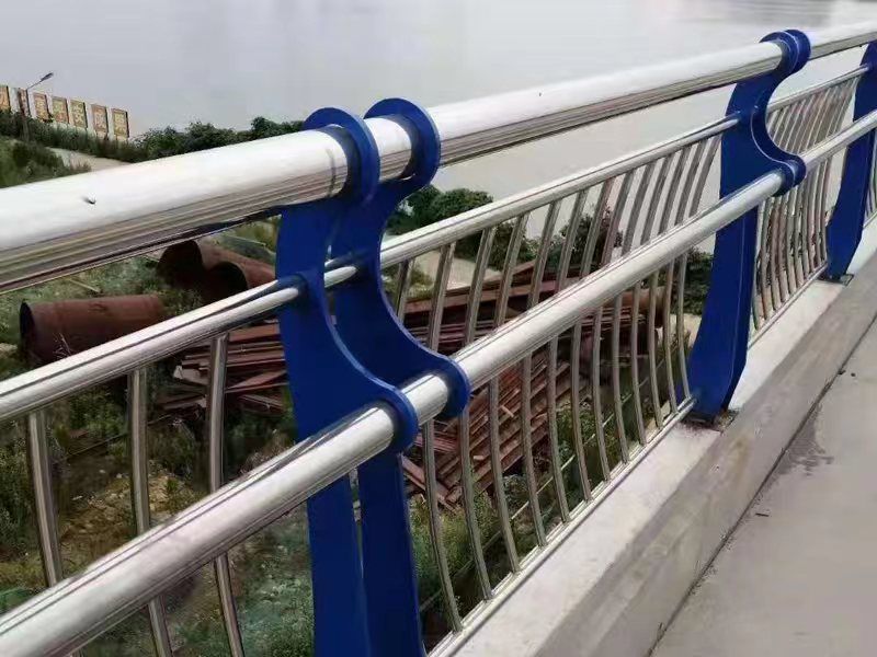 不銹鋼碳素復(fù)合管護(hù)欄